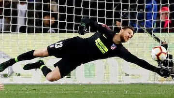 Jan Oblak realiza una parada en el partido Atlético-Barcelona.