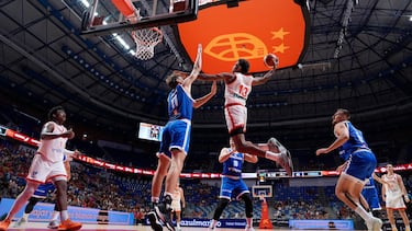 Baba Miller encara la canasta con un mate durante el partido de España B frente a la República Checa disputado en Málaga.