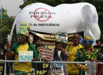 Protestas durante la rueda de prensa de Scolari