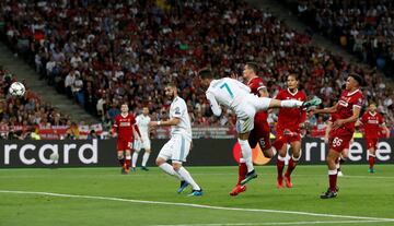 Ocasión de Cristiano Ronaldo que acabó conviritiéndose en un gol anulado a Benzema.