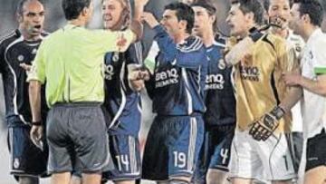 <b>PROBLEMAS. </b>Los dos penaltis pitados por Turienzo en Santander han desatado la polémica.