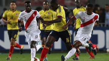 Soccer Football - 2018 World Cup Qualifiers - Peru v Colombia - Nacional Stadium, Lima, Peru - October 10, 2017. Peru's Andre Carrillo and Colombia's Duvan Zapata in action. REUTERS/Guadalupe Pardo