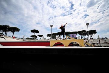 La patinadora eslovaca Dominika Kralikova durante la clasificación en el Estadio Pietrangeli para los Campeonatos del Mundo de Street Skateboarding en el Foro Itálico de Roma (Italia). Esta modalidad combina trucos y maniobras sobre la tabla, sorteando distintos obstáculos.
