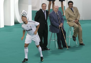 Florentino Pérez,  Di Stéfano y Eusebio observan los juegos malabares de Cristiano con un balón. A su lado, las por entonces nueve Copas de Europa.