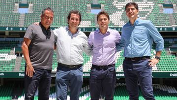 Rubi, en el Villamarín junto a Alexis, López Catalán y Ángel Haro.