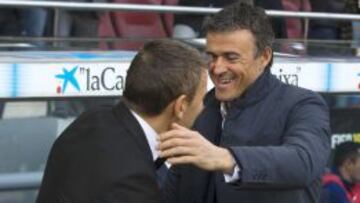 Luis Enrique saluda a Djukic.