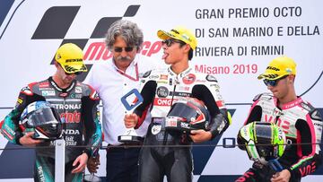 Paolo Simoncelli (2ndL), the father of Italian late motorbike racer Marco Simoncelli, joins (FromL) second-placed Petronas Sprinta Racing British rider, John Mcphee, winner SIC58 Squadra Corse Japanese rider, Tatsuki Suzuki and third-placed VNE Snipers It