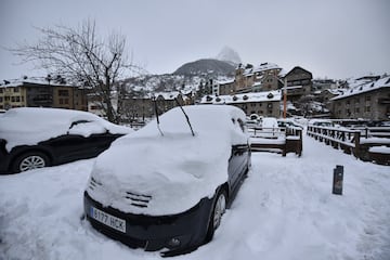 Nieve amontonada encima de los vehículos en Sallent de Gàllego.