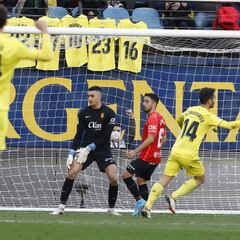 Trigueros ya es el cuarto medio goleador de la historia