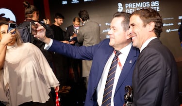 Tomás Roncero, Subdirector de AS, se fotografía junto a Raúl González Blanco durante la Gala de los Premios AS 2025.