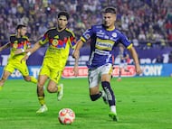 Kevin Alvarez (L) of America fights for the ball with Benjamin Galdames (R) of San Luis during the 10th round match between Atletico de San Luis and America as part of the Liga BBVA MX, Torneo Apertura 2025 at Alfonso Lastras Stadium, on September 24, 2025 in San Luis Potosi, Mexico.
