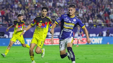 Kevin Alvarez (L) of America fights for the ball with Benjamin Galdames (R) of San Luis during the 10th round match between Atletico de San Luis and America as part of the Liga BBVA MX, Torneo Apertura 2025 at Alfonso Lastras Stadium, on September 24, 2025 in San Luis Potosi, Mexico.