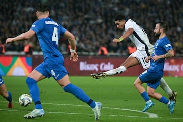 Jude Bellingham, jugador de la Selección inglesa, dispara para provocar el gol en propia puerta de Odysseas Vlachodimos, portero de Grecia.