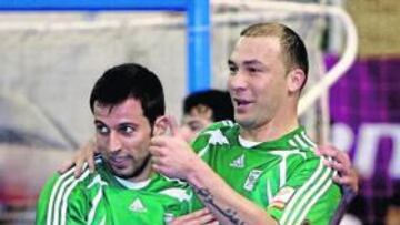 <b>ESPECTACULAR.</b> Schumacher es felicitado por Torras tras marcar.