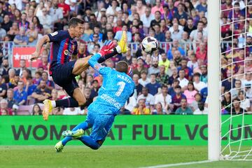 Robert Lewandowski de Barcelona anota el primer gol de su equipo superando a Jordi Masip del Real Valladolid.