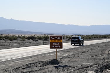 Un letrero que indica "Peligro de calor extremo" cerca de las dunas de arena de Mesquite Flat, con 50 °C en el Valle de la Muerte, California, ampliamente conocido como uno de los lugares más calurosos del planeta.