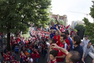 Celebración multitudinaria del Osasuna en las calles de Pamplona