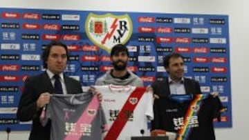 Jose &Aacute;ngel Crespo, con Ra&uacute;l Mart&iacute;n Presa y Felipe Mi&ntilde;ambres en su presentaci&oacute;n como nuevo jugador del Rayo Vallecano.
