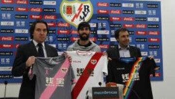 Jose Ángel Crespo, con Raúl Martín Presa y Felipe Miñambres en su presentación como nuevo jugador del Rayo Vallecano.