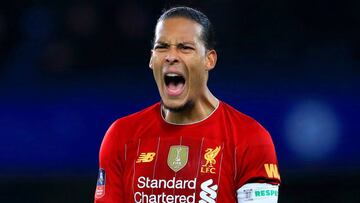 El central holandés del Liverpool, Virgil van Dijk, durante un partido.