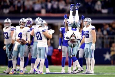 KaVontae Turpin celebra con un espectacular salto el touchdown que consiguió en el segundo cuarto del partido que enfrentaba a su equipo, los Dallas Cowboys, contra los Seattle Seahawks en el AT&T Stadium. Los ‘Boys son uno de los equipos más en forma del momento y sumaron su novena victoria con un abultado 41 a 35.