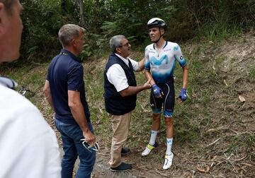 Enric Mas se cayó, junto a Richard Carapaz, en el descenso del Vivero, a 20 km de meta, y dijo adiós al Tour. 
