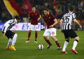 El capitán Francesco Totti tiene la posesión ante la mirada de Martín Cáceres.