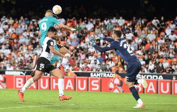 1-2. Karim Benzema marca el segundo gol.