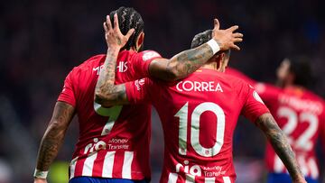 Memphis y Correa se abrazan tras el 1-0 que marcó el primero a pase del segundo en el Atlético-Sevilla de Copa.