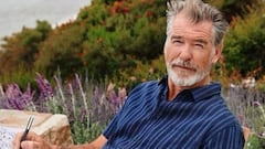 Pierce Brosnan dibujando en el campo