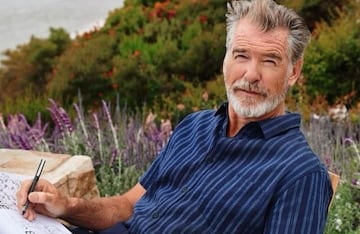 Pierce Brosnan dibujando en el campo