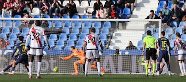 El portero rojiblanco no llega al balón en el 1-0 de Fran Pérez para el Rayo Vallecano.  