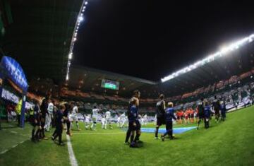 Salida al campo de los jugadores.