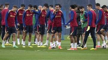 Los jugadores del Barcelona se entrenan bajo la lluvia durante la sesión preparatoria de ayer.