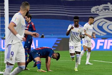 5-0. Vinicius celebra el quinto gol con Karim Benzema.