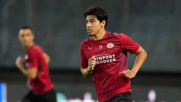 Érick Gutiérrez durante el camlentamiento con el PSV
