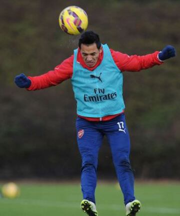 Alexis Sánchez cabeceando un balón.