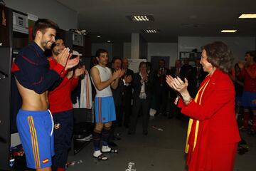 Su Majestad la Reina Do?a Sof赤a fue uno de los espectadores que acudieron a presenciar el encuentro entre espa?oles y alemanes. Su Majestad felicit車 a los jugadores de La Roja: "Felicidades muchachos, solo quer赤a daros la enhorabuena en nombre del Rey y en el m赤o propio y deciros que estar谷 el d赤a de la final en Johannesburgo para animaros".