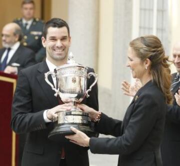 Rafa Martínez recibe el Premio Infanta de España S.A.R. Doña Elena al Valencia Basket Club.