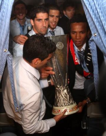 Raúl García celebra con el resto del equipo la Europa League ganada en Hamburgo en 2010.