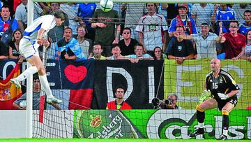 Greece&#039;s forward Angelos Charisteas (L) heads the ball to score past French goalkeeper Fabien Barthez, 25 June 2004 during their European Championship quarter-final football match between France and Greece at the Estadio Jose de Alvalade in Lisbon.  