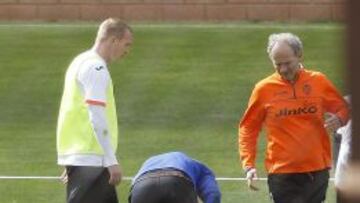 CHOQUE. Parejo quedó tendido tras chocar bruscamente con el guardameta.