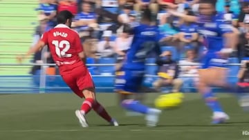 La brutal patada que sufrió Gabriel Suazo en el Sevilla: ¡roja directa!