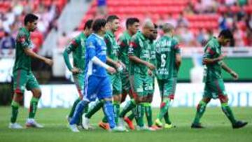 Jugadores de Chipas caminan rumbo al vestidor depués del enfrentamiento ante Chivas.