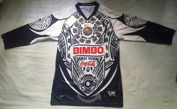 Esta playera fue edición especial para Guillermo Ochoa. En el diseño está el sol azteca.