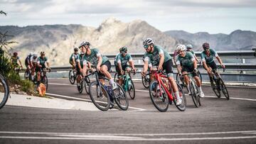 Cicloturistas, junto a Alberto Contador, en la edición de 2023.