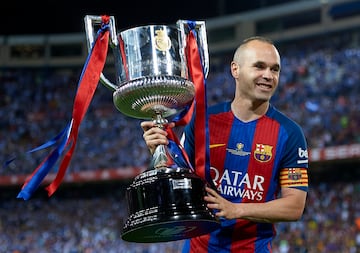 Iniesta posa con el trofeo de campeón de la Copa del Rey conseguida en 2017.