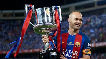Iniesta posa con el trofeo de campe¨®n de la Copa del Rey conseguida en 2017.