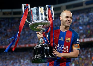 Iniesta posa con el trofeo de campeón de la Copa del Rey conseguida en 2017.
