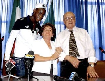 Mario Balotelli junto a sus padres adoptivos